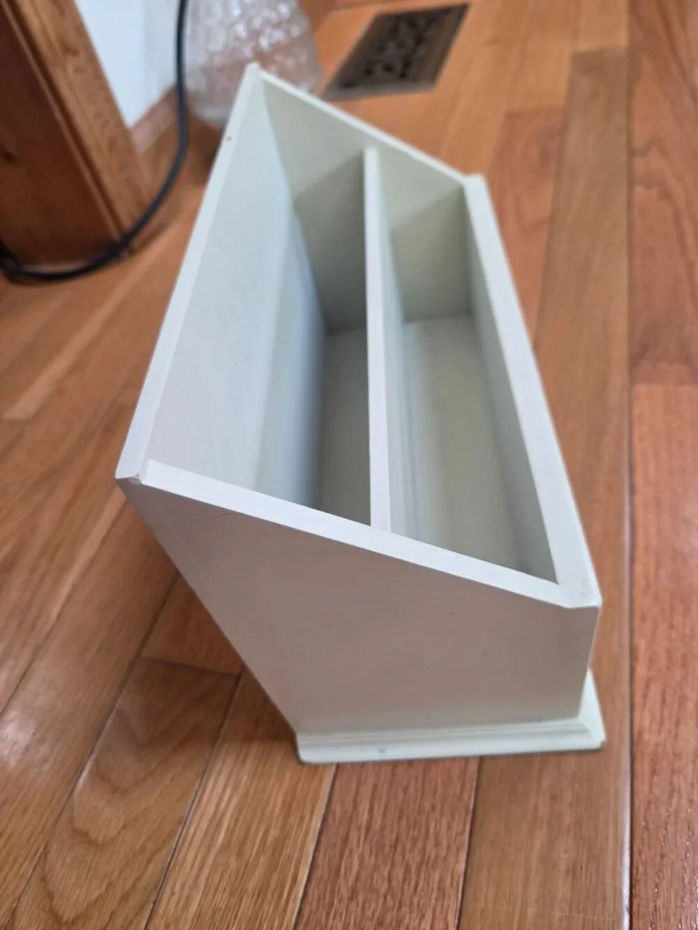 WHITE WOODEN SLANTED  DESKTOP LETTER HOLDER ORGANIZER STORAGE
